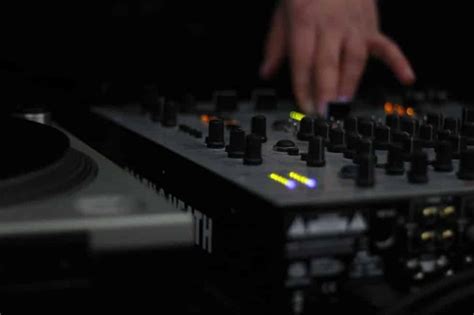 The Best DJ Mixer For Beginners (Guide & Reviews) - GlobalDJsGuide