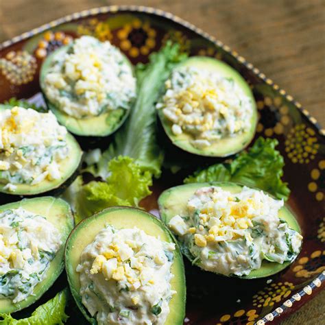 Aguacates rellenos con huevos poché Receta en TELVA