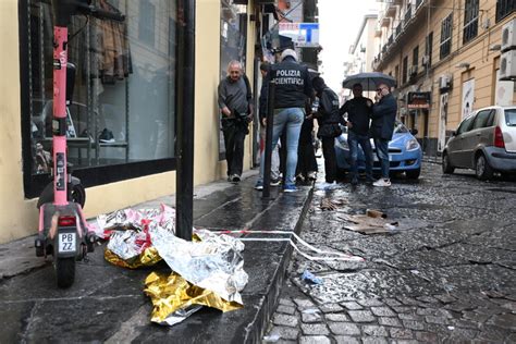 Napoli Sparatoria In Corso Umberto Morto Enne