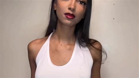 petite girl dancing in see tight nurse dress see my nude content on onlyfans Vídeo de sexo