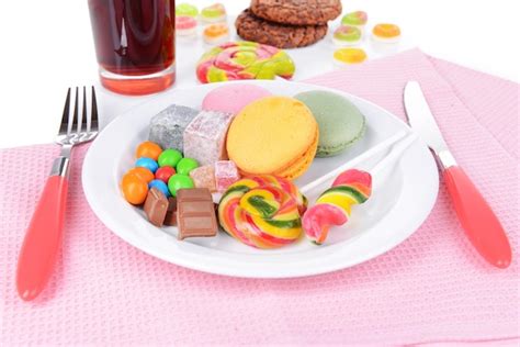 Diferentes Dulces En Un Plato En Primer Plano De La Mesa Foto Premium