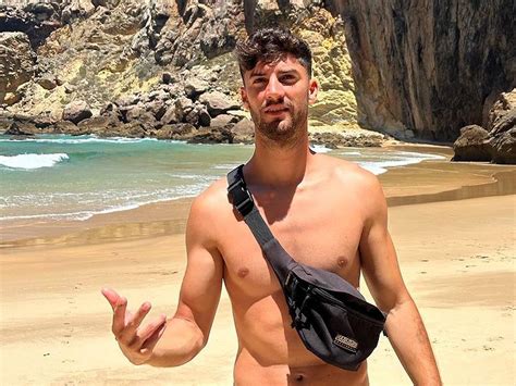 Tiktok video viral tiktoker español graba video desnudo en playa