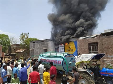 Fire Broke Out In Bardiya Of Garoth गरोठ के बर्डीया में लगी आग टेंट