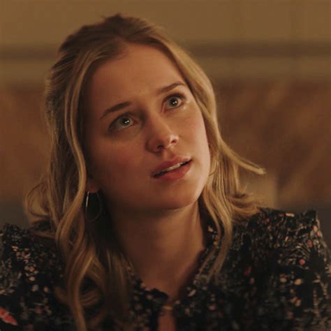 Elizabeth Lail As Guinevere Beck In You 2018 Atores De Harry Potter