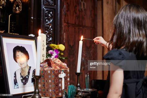 Japanese Funeral Ceremony High-Res Stock Photo - Getty Images