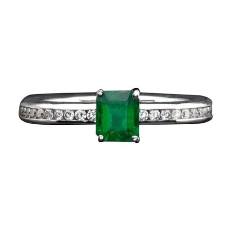 Customizable 2 Carat Natural Emerald Engagement Rings For Women