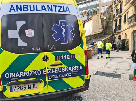 Un Hombre Trasladado Al Hospital Tras Caer Desde El Muro De La Calle Mari Cuando Posaba Para Una