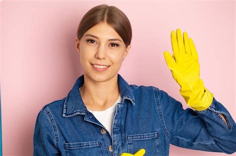 Trabajador De La Empresa De Limpieza En Monos Y Guantes Amarillos