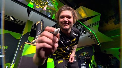 S1MPLE ПОСТАВИЛ АВТОГРАФ ПРЯМО НА КАМЕРУ YouTube