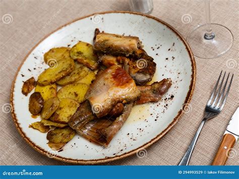 Conejo Al Horno Con Patatas Imagen De Archivo Imagen De Especias