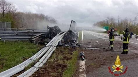 Ferrari Si Schianta Contro Il Guardrail Si Spezza In Due E Prende