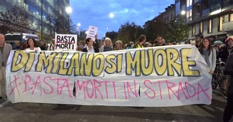 Ciclisti Protestano In Strada A Milano Per Dire Stop Ai Morti