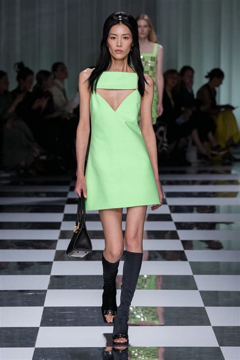 Desfile De Versace En La Fashion Week De Mil N Una Primavera Verano