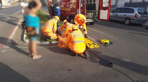 Motociclista é socorrido suspeita de fratura após colidir carro