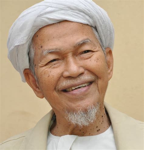 Biodata Yab Dato Bentara Setia Tuan Guru Haji Nik Abdul Aziz Nik Mat