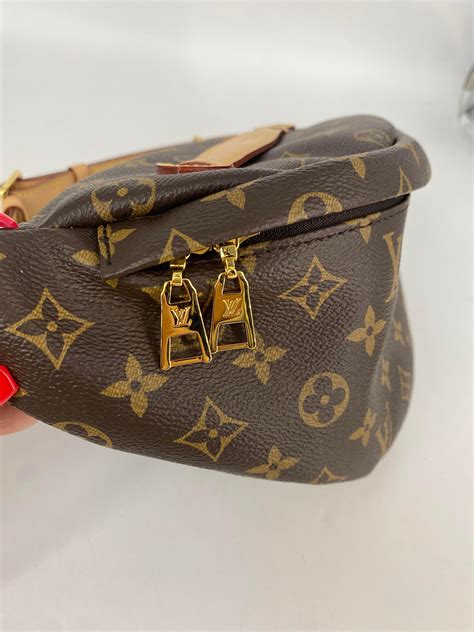 Lot Louis Vuitton Monogram Bum Bag