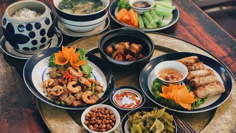 Mâm cơm gia đình là nơi tập trung tất cả thành viên trong gia đình