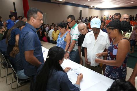 Prefeita Cinthia Ribeiro Entrega Certid Es De Matr Cula De Imov Is Da