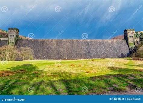 View of Derwent Dam and Reservoir, Peak District, Derbyshire, UK Stock ...