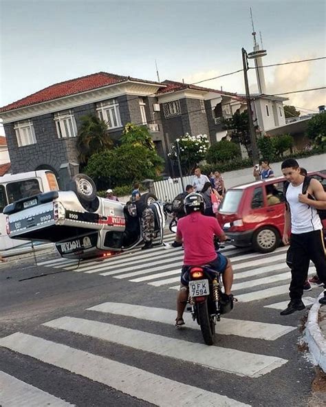 Viatura da PM capota após bater em outro veículo em cruzamento na