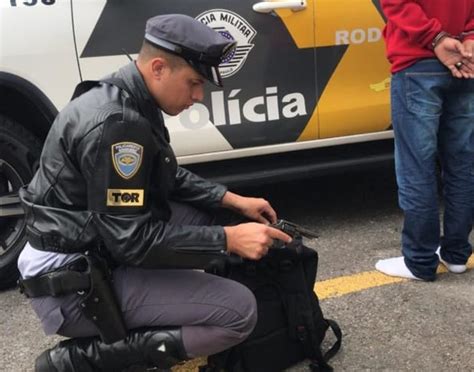 Passageiro De ônibus é Preso Após Polícia Encontrar Arma E Munições Em