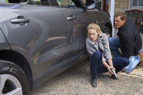 Reacher Bild Alan Ritchson Willa Fitzgerald 19 Von 21 FILMSTARTS De