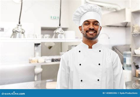 Cozinheiro Chefe Indiano Masculino Feliz Na Cozinha Do Restaurante Foto