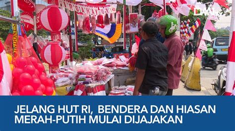 Pernak Pernik Penjual Bendera Merah Putih Mulai Marak Jelang 17