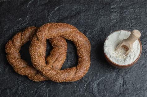 Bagels Tressés Ronds Croquants Turcs Aux Graines De Sésame Photo