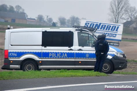 Wielka akcja służb pod Kutnem Stosuj się do poleceń policji ZDJĘCIA