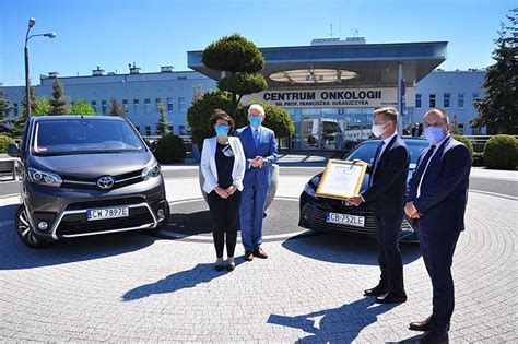 Dealer Toyoty Podarowa Samochody Centrum Onkologii W Bydgoszczy