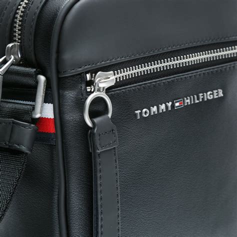 TOMMY HILFIGER TORBA TH METRO MINI REPORTER Kolor CZARNY AM0AM05986BDS