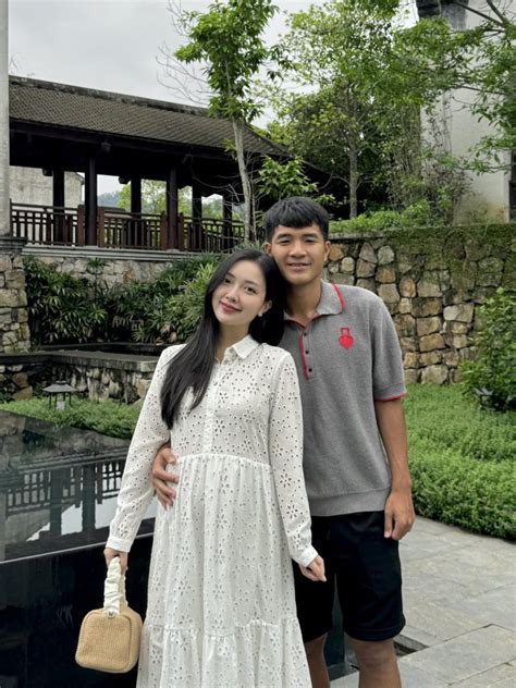 Vợ hot girl của Hà Đức Chinh sinh con đầu lòng ngồi bế con thần thái vẫn không phải dạng vừa