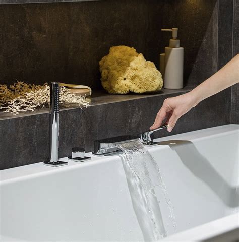 Ванна с отверстием под смеситель, ванная со смесителем на борту (фото)