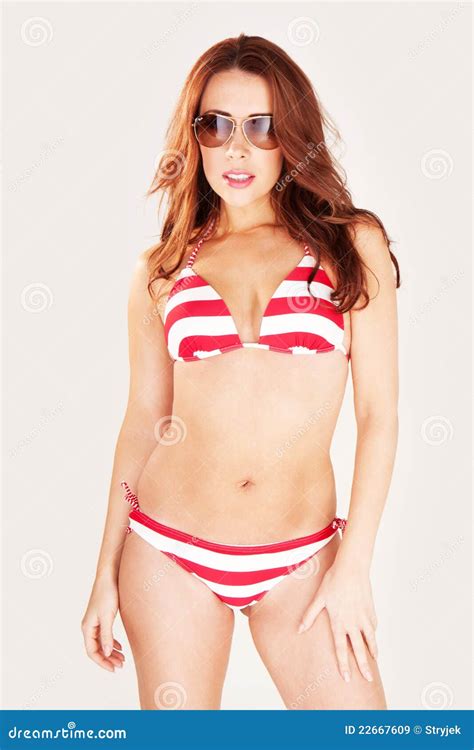 Sexy Roodharige In Zonnebril En Bikini Stock Afbeelding Image Of Persoon Slank