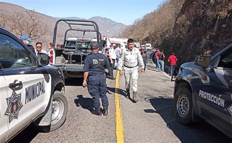 Volcadura de urvan en San Miguel del Río Oaxaca deja 5 muertos y 6 heridos