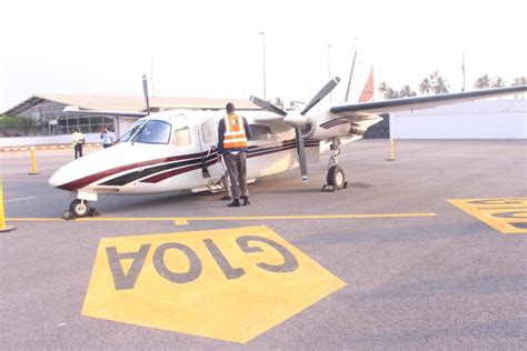 Visite D Un A Ronef De Type Aero Commander Ac Par Le Ministre De La