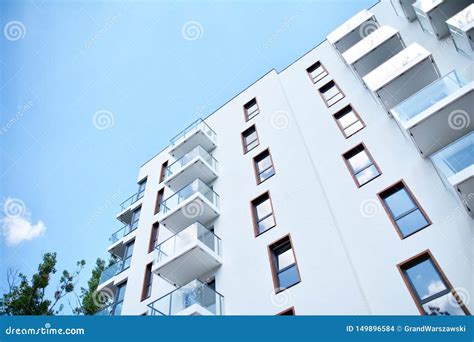 Fachada De Um Pr Dio De Apartamentos Moderno Foto De Stock Imagem De