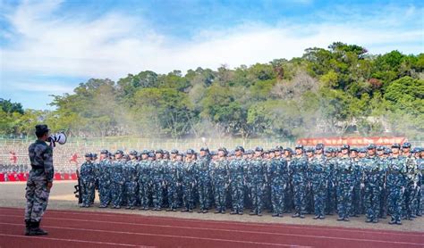 沙场点兵励青春，威武军姿检阅时 学校举行2022级新生军训总结大会