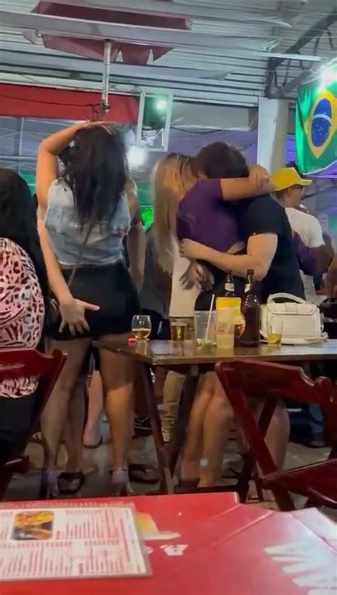 Troca De Casais Na Frente De Todo Mundo No Bar Cnn Amador