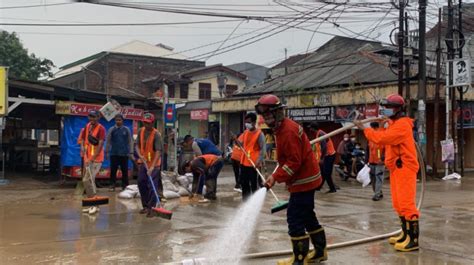 Banjir Pgp Surut Damkar Bekasi Kerahkan Armada Bersihkan Lumpur