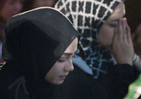 5 Potret Rebecca Klopper Berjilbab Di Kajian Ustadz Hanan Attaki