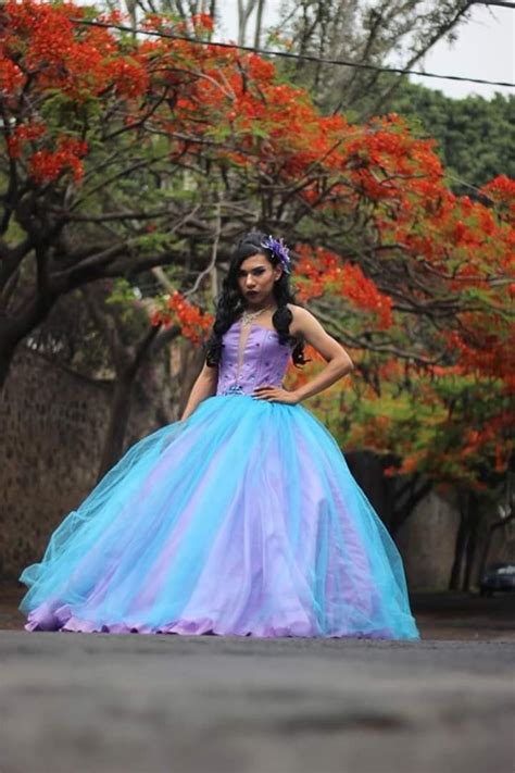 Joven gay festeja sus XV años con chambelanes Chilangadas