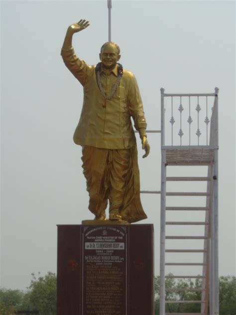 Bonthu Nagi Reddy's Blog: Bonthu Nagi Reddy Felicating Anna YSR Statue in Kadapa City.