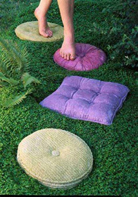 23 DIY Stepping Stones to Brighten Any Garden Walk - DIY Craft Projects