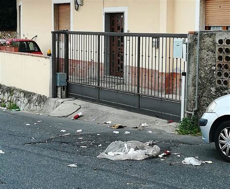 Reggio Calabria Emergenza Rifiuti A San Cristoforo Foto