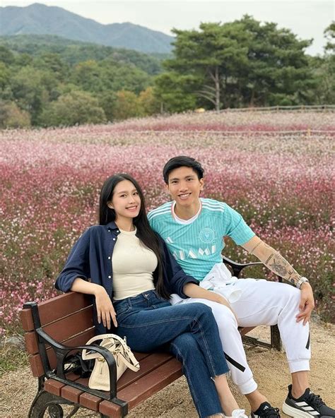 Hot mom Doãn Hải My lộ vóc dáng thật khi cùng Văn Hậu tụ tập bạn bè nhan sắc có khác ảnh tự đăng