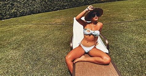 Entre asolearse en bikini blanco y la alfarería así disfruta Danna Paola de sus días de