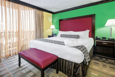 Crowne Plaza Suites Houston - Book Day Rooms | HotelsByDay