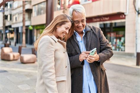 Pareja De Mujeres Y Hombres De Mediana Edad Sonriendo Confiados Usando